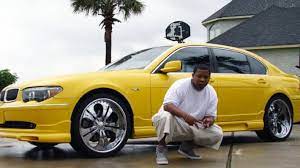 Mannie Fresh posing for a photo with his car