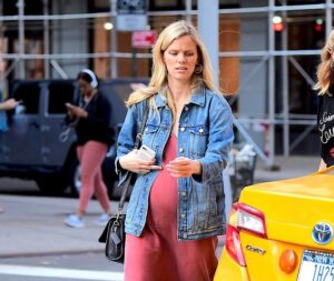 Caption: Brooklyn Decker with her baby bump